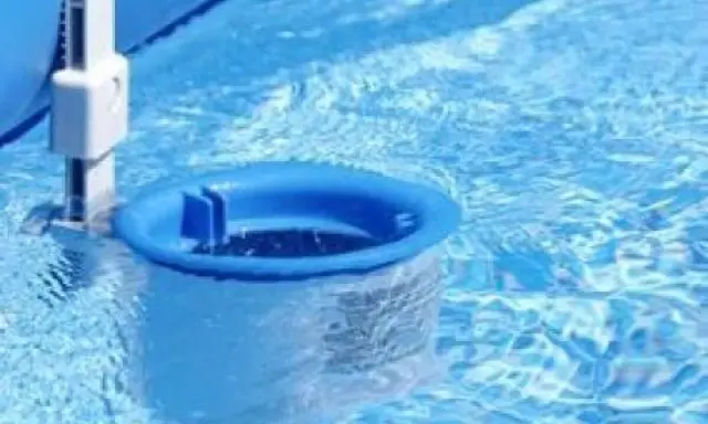 Branchement skimmer piscine hors sol : le système de filtration aspire les débris pour une eau claire.