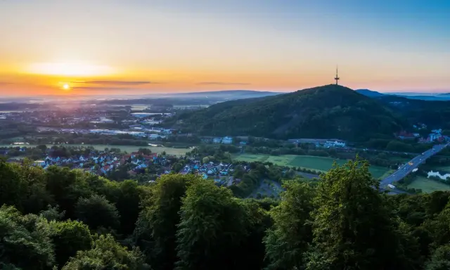 Sonnenaufgang über Porta Westfalica mit Weserdurchbruch, Berg und Fernsehturm.