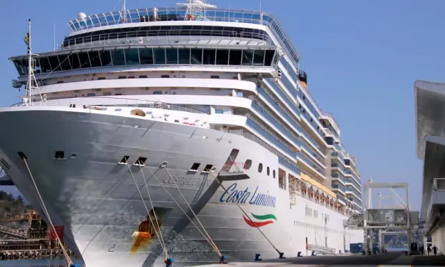La nave Costa Luminosa pronta per un nuovo itinerario.