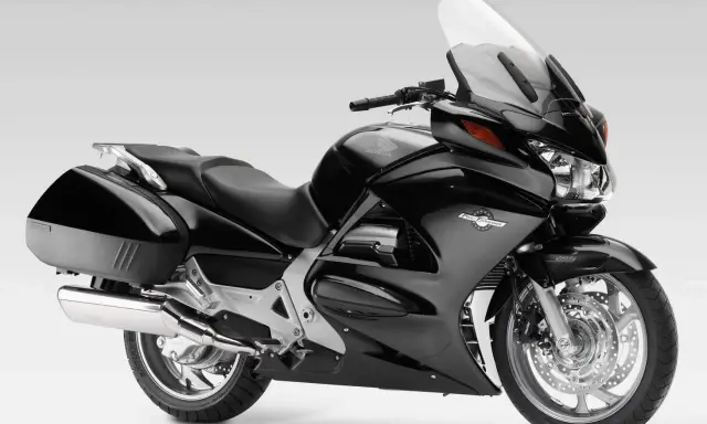 Czarny motocykl Honda Pan European z kuframi, gotowy na długie podróże.