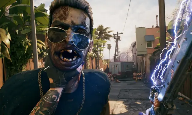 Zombiak w okularach przeciwsłonecznych, z otwartymi ustami, trzymający broń zasilaną elektrycznością. To wygląda na fragment rozgrywki z gry Dead Island 2.