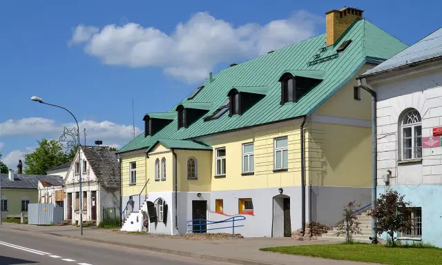 Sejny atrakcje: żółte i białe kamienice z zielonymi dachami, urokliwa uliczka.