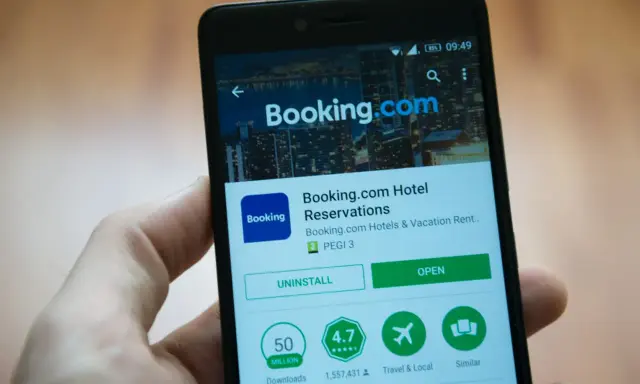 Aplikacja Booking.com na smartfonie. Czy booking jest bezpieczny? Ponad 50 milionów pobrań i wysoka ocena świadczą o zaufaniu użytkowników.