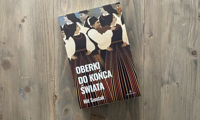 Okładka książki "Oberki do końca świata" Wita Szostaka, z ludowym motywem postaci w tradycyjnych strojach.