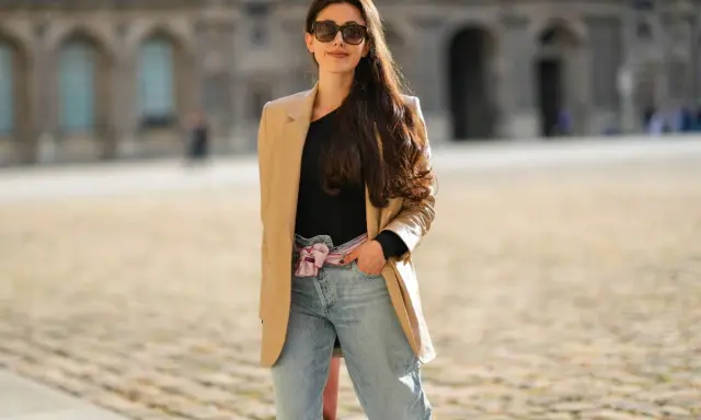 Stylowa kobieta w beżowej marynarce i jeansach mom. Inspirujące mom jeans stylizacje na co dzień.
