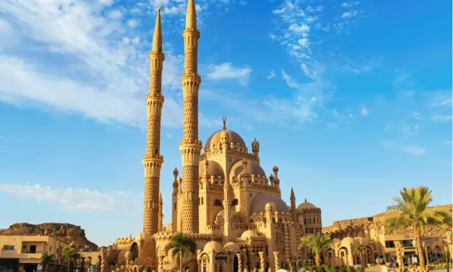 Imponująca, złocista świątynia z dwoma minaretami, idealna na wycieczki z Sharm El Sheikh.