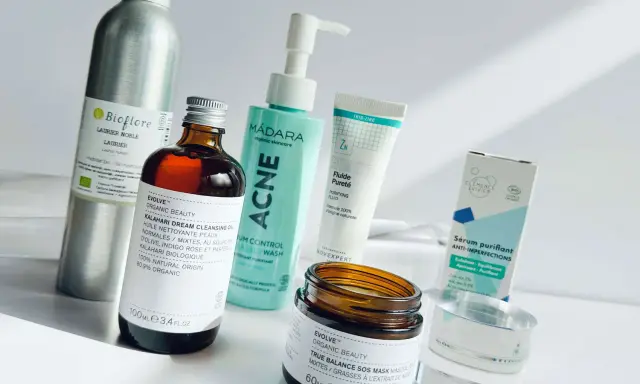 Ensemble de produits pour une routine peau grasse et acnéique : nettoyant, sérum, fluide et masque.