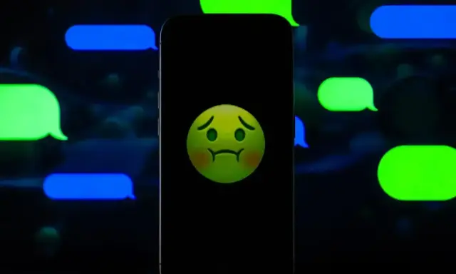 Smutna buźka na ekranie telefonu, otoczona zielonymi i niebieskimi dymkami czatu. Czy to znak, że nawet iMessage potrafi zasmucić?