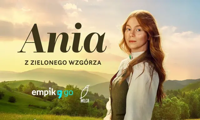 Ania z Zielonego Wzgórza, rudowłosa dziewczynka z piegami, patrzy zza zielonych wzgórz.