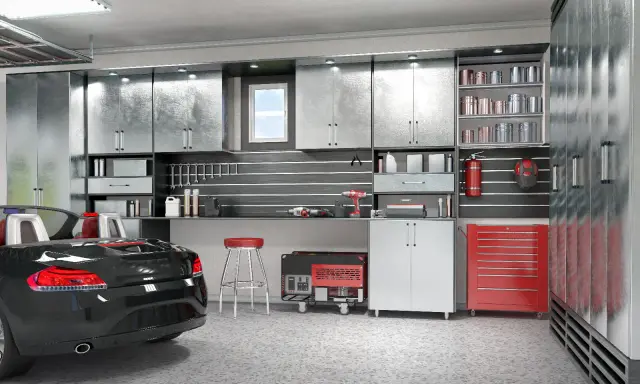 Aménagement garage 15m2 : voiture de sport noire, armoires métalliques, outils, générateur et tabouret rouge.