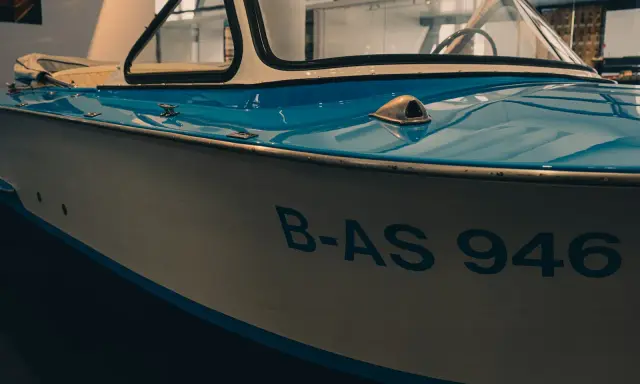 B-AS 946, jeden z klasycznych nazwy łodzi motorowych, błyszczy w słońcu.