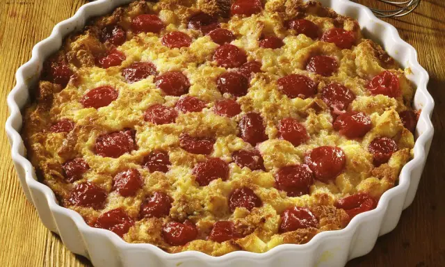 Ein frisch gebackener Kirschenmichel im weißen Auflaufform, bereit zum Servieren. Das Kirschenmichel Rezept ist ein Genuss!