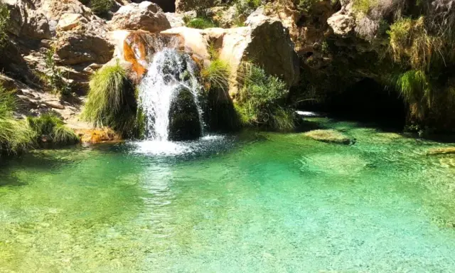 Cascada en la ruta río verde, con aguas cristalinas y vegetación exuberante.