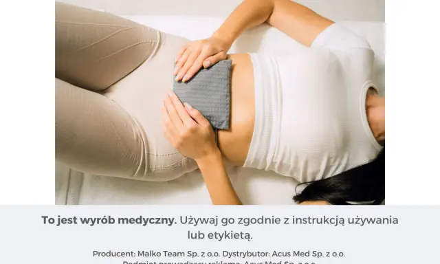 Kobieta z termoforem na brzuchu. To wyrób medyczny, który przynosi ulgę.
