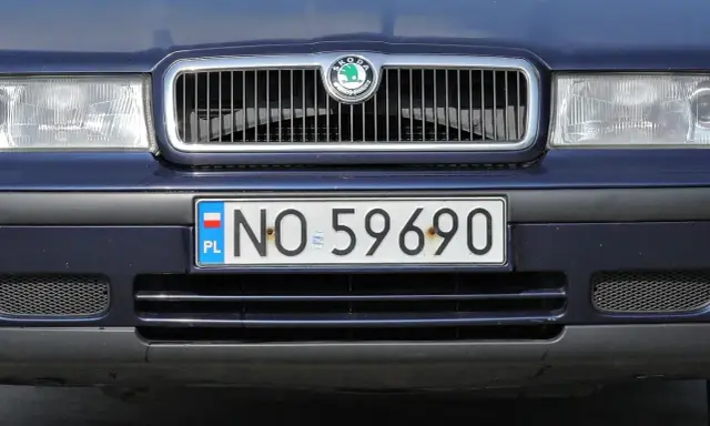 Niebieska Skoda z tablicą rejestracyjną NO 59690.