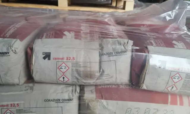Stos cementu 32,5 kg w workach, owiniętych folią.