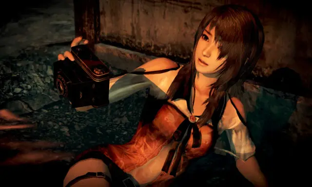 Dziewczyna z kamerą w ręku, gotowa na fatal frame. Mroczna atmosfera i niepokój.