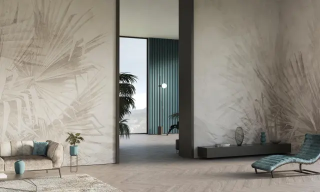 Elegante soggiorno con parete tv decorata da carta da parati a tema fogliame tropicale.