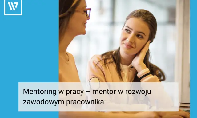 Dwie kobiety rozmawiają, jedna słucha uważnie. To przykład mentoringu, jednej z kluczowych metod rozwoju pracowników.