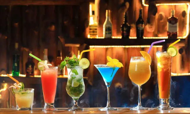 Kolorowe drinki na wesele, od orzeźwiającego mojito po egzotyczne koktajle, gotowe do świętowania.