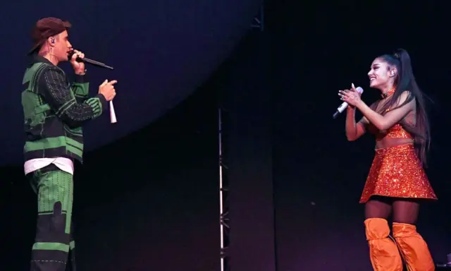 Justin Bieber i Ariana Grande na scenie, śpiewają razem. Wyglądają, jakby byli "stuck with u" na zawsze.