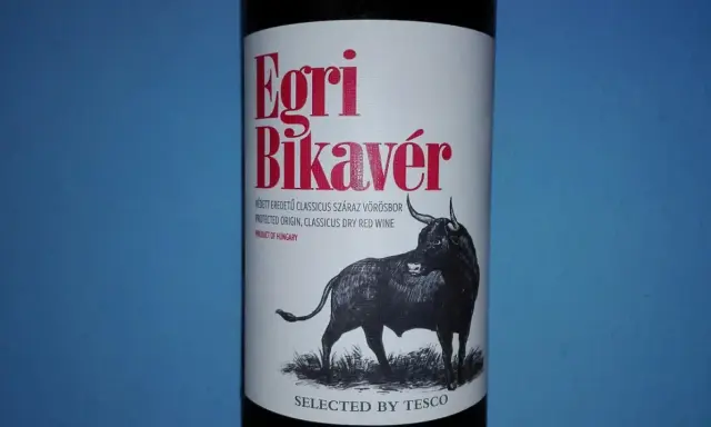 Egri Bikavér, wino bycza krew z Węgier, z rysunkiem byka. Wybrane przez Tesco.