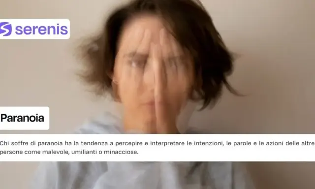 Una persona con il volto coperto dalle mani, con un'espressione turbata. Il testo parla di paranoia, descrivendo come chi ne soffre percepisce gli altri come pericolosi.