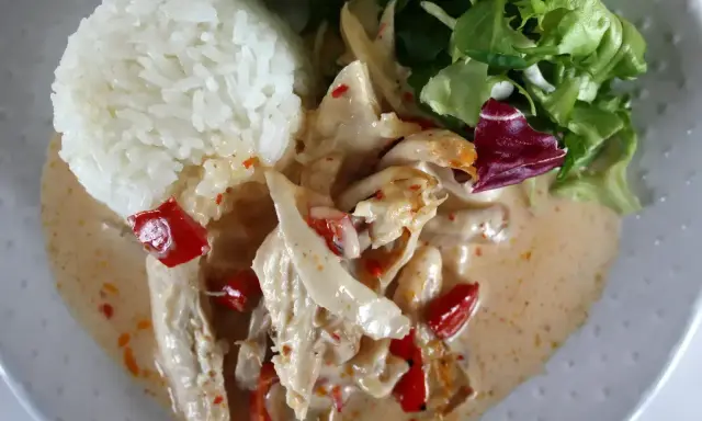 En krämig mango chutney kyckling med ris och en fräsch sallad. En härlig rätt med smak av Indien.