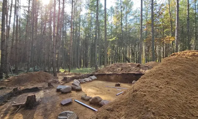 W lesie trwa wykopaliskowa praca archeologiczna. Odkryto kamienny krąg, być może pozostałość po dawnym kurhanie.