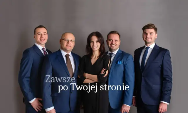 Pięć osób w garniturach stoi na szarym tle. Napis "Zawsze po Twojej stronie".