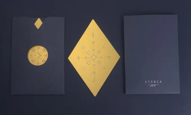 Elegantes ideas para postales navideñas: sobre azul con detalles dorados de estrellas y un rombo central.