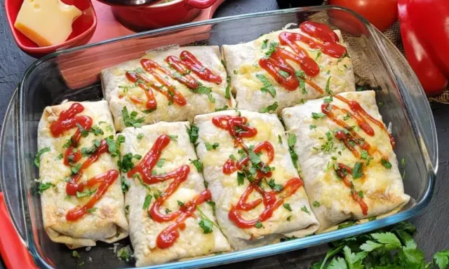 Zapiekana tortilla z mięsem mielonym, posypana serem i natką pietruszki, polana ketchupem. Pyszne danie prosto z piekarnika.