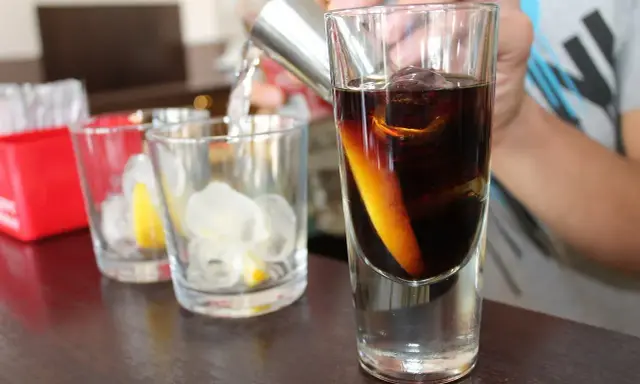 Kolor calvados z czym łączyć? Ten ciemny, bursztynowy alkohol z pomarańczą i lodem wygląda pysznie.
