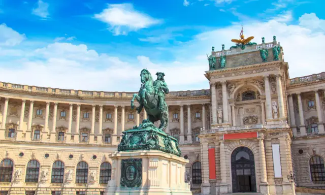 Pomnik konny przed Hofburgiem w Wiedniu. Chcesz wiedzieć, jak dojechać do Wiednia?