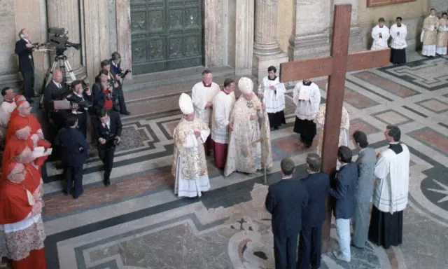 Uroczysta procesja z krzyżem w Watykanie. Papież i kardynałowie, jakby chcieli otwórzcie drzwi chrystusowi, niosą symbol wiary.