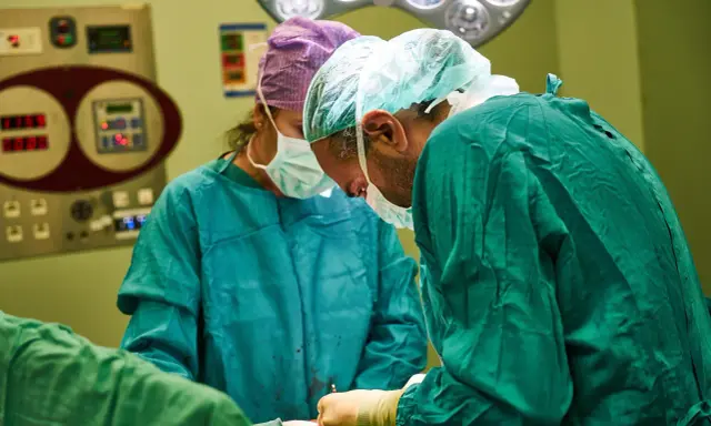 Chirurdzy podczas operacji. Po zabiegu prostaty pacjent może potrzebować leki na nietrzymanie moczu.