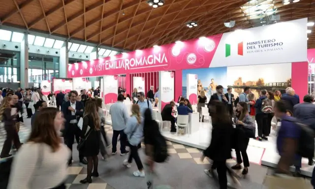Folla alla fiera Rimini, stand "Visit Emilia Romagna" e Ministero del Turismo. Ottobre pieno di eventi.