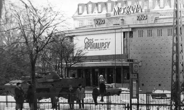 Chris Niedenthal uchwycił "Czas Apokalipsy" przed kinem Moskwa. Czołg na ulicy dodaje dramatyzmu scenie.