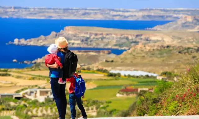 Madre con bambini ammira il panorama di Malta. Un'avventura indimenticabile per tutta la famiglia.