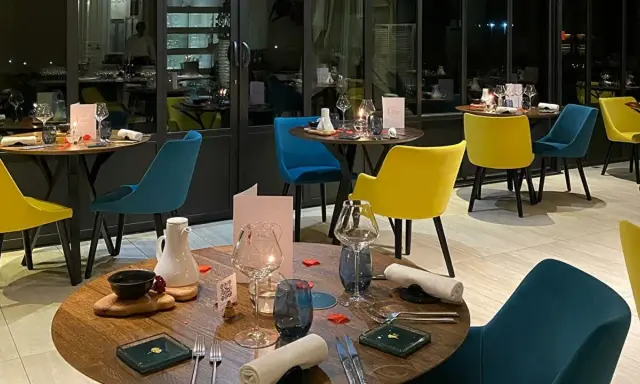 Tables dressées pour une soirée romantique, ambiance feutrée. Une invitation à découvrir la gastronomie du Jura.