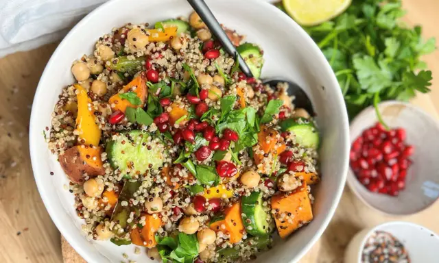 Bunter Quinoa-Salat mit Kichererbsen, Süßkartoffeln und Granatapfelkernen. Perfekt für proteinreiche Rezepte!