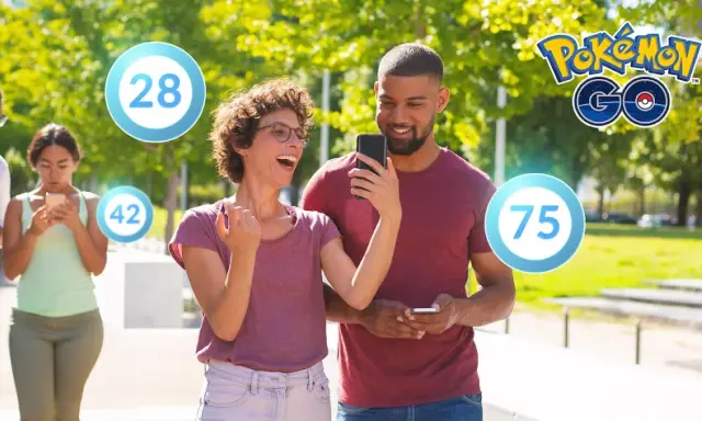 Uśmiechnięci znajomi grający w Pokémon GO na telefonach, z widocznymi liczbami 28, 42 i 75.
