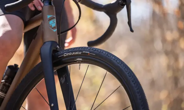 Opona Pirelli Cinturato Gravel H na rowerze szosowym, gotowa na przygodę po nieutwardzonych drogach.