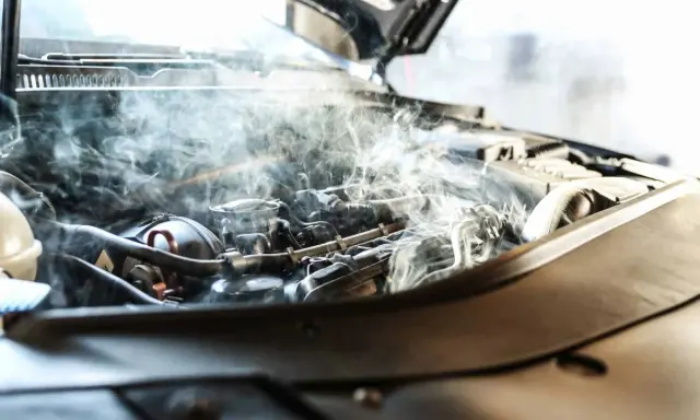Para z silnika samochodowego, jeden z objawów przegrzanego silnika.