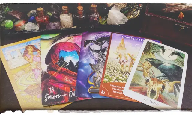 Tarot karta śmierci, numer 13, symbolizuje koniec i nowy początek. Obok niej inne karty i magiczne przedmioty.