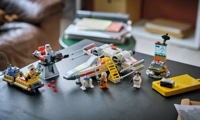 Zestaw Lego Star Wars z Luke'iem Skywalkerem, R2-D2 i Leią. To inteligentna zabawa, która rozwija wyobraźnię i kreatywność.