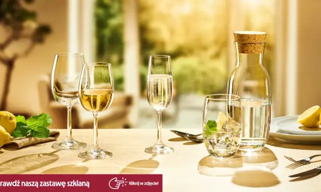 Eleganckie kieliszki i szklanki na stole, idealne do serwowania wina, szampana, drinków, a także w czym pić likier.