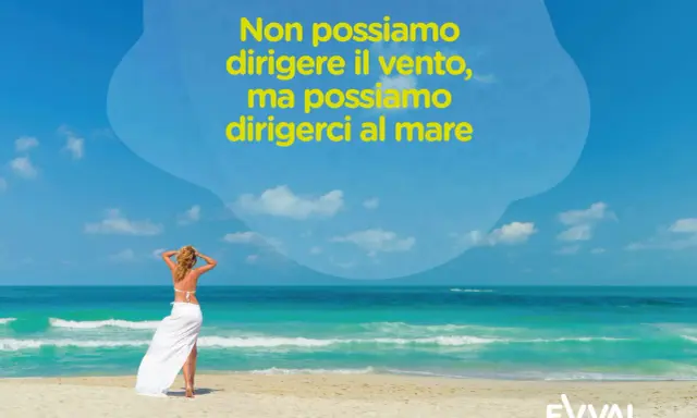 Donna sulla spiaggia, con il mare turchese sullo sfondo. "Non possiamo dirigere il vento, ma possiamo dirigerci al mare" è scritto in giallo. Qui Salento.
