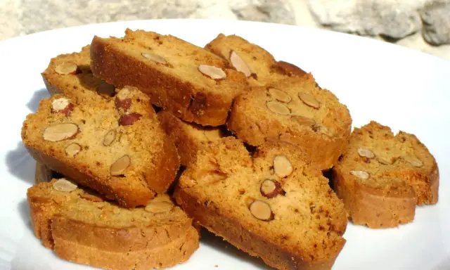 Une pile de canistrelli aux amandes, parfaits pour accompagner un café. Une délicieuse canistrelli recette.
