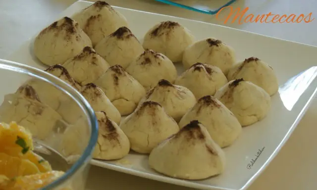 Douceurs de la recette montecao, des biscuits sablés saupoudrés de cacao, prêts à être dégustés.